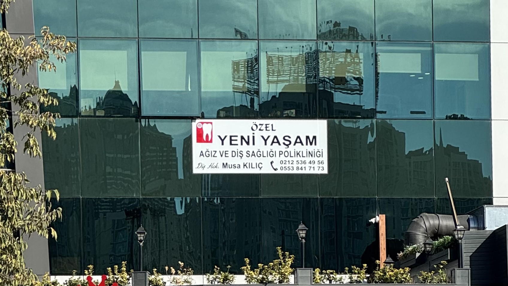 Yeni Yaşam Ağız ve Diş Sağlığı Polikliniği bina tabelası